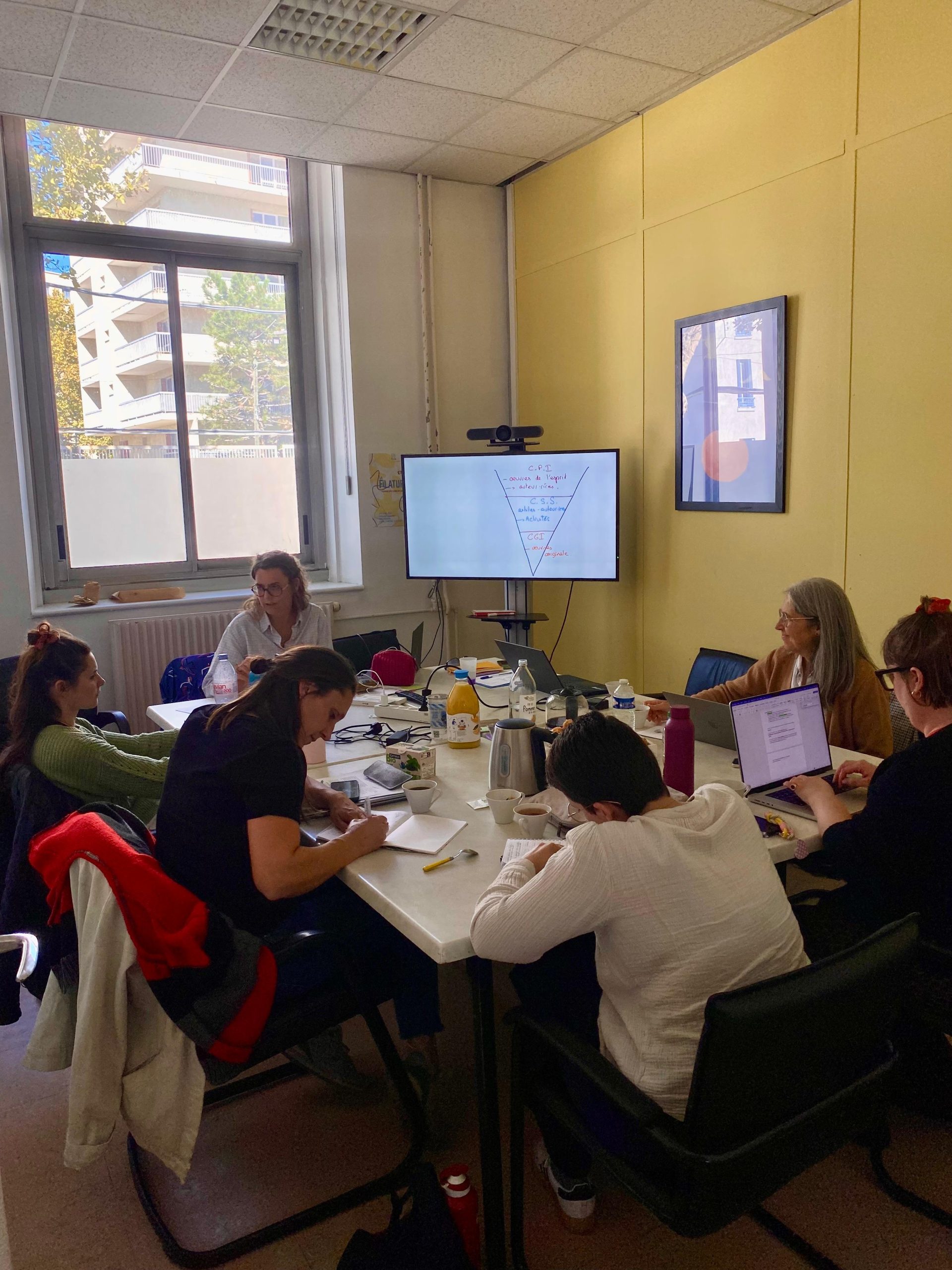 La formatrice de maze donne une action de formation sur la rémunération des artistes-auteurs aux stagiaires